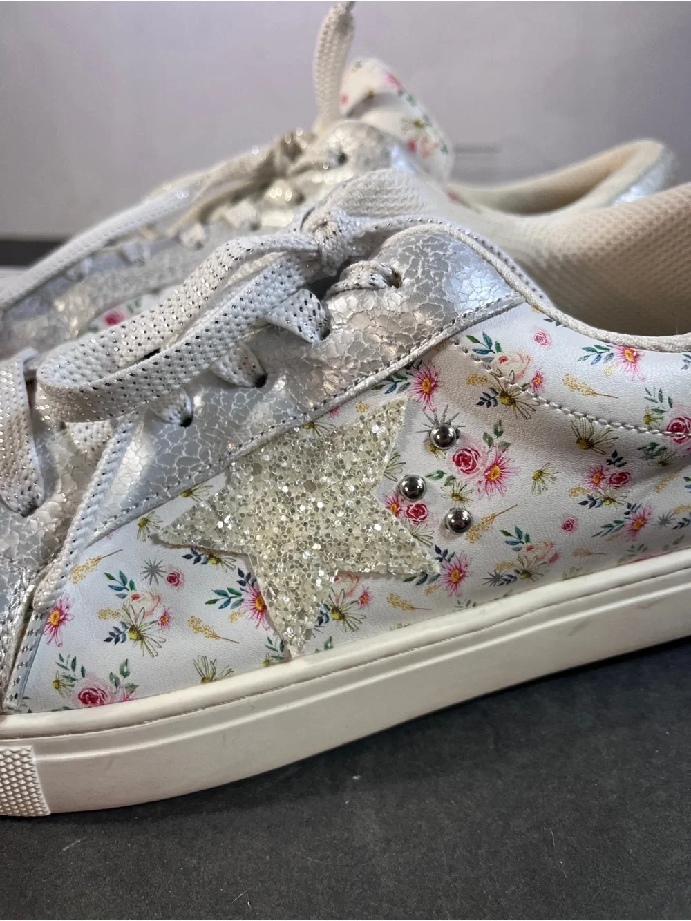 Hey Girl by Corkys 10 White Floral Lace-Up Sneakers with Silver Star Accent
